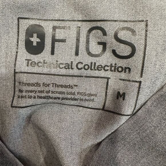 Figs chisec three pocket scrub top graphite gray - Picture 4 of 5